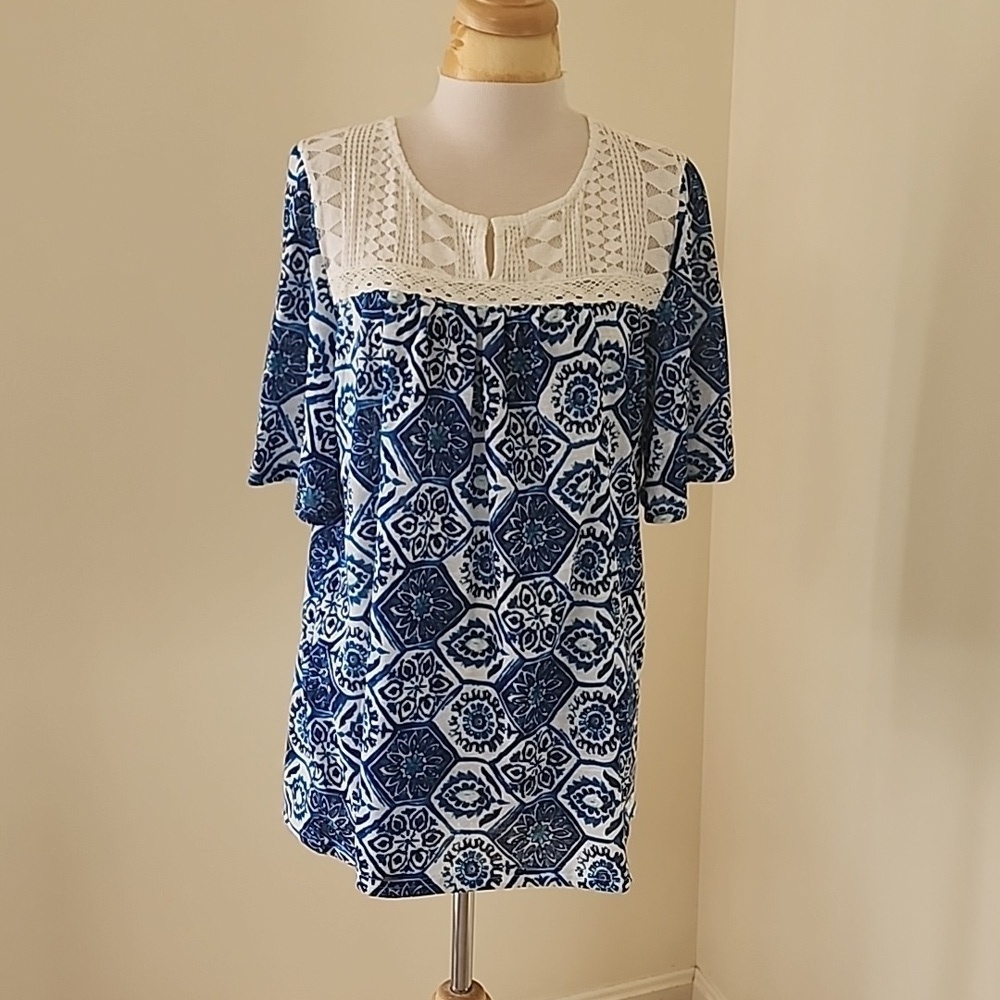 Weekend by Suzanne Betro large blue printed with lace top.